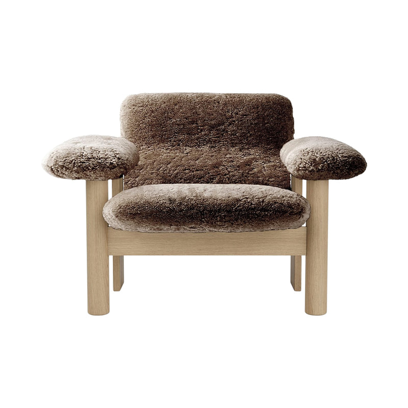 Brasilia Lounge Chair, Low Back - Sheepskin - Audo Copenhagen - Chairs - Natural Oak - Sahara - HORNE