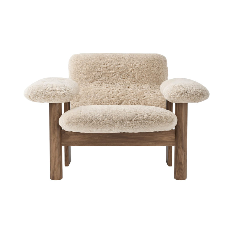 Brasilia Lounge Chair, Low Back - Sheepskin - Audo Copenhagen - Chairs - Natural Oak - Sahara - HORNE