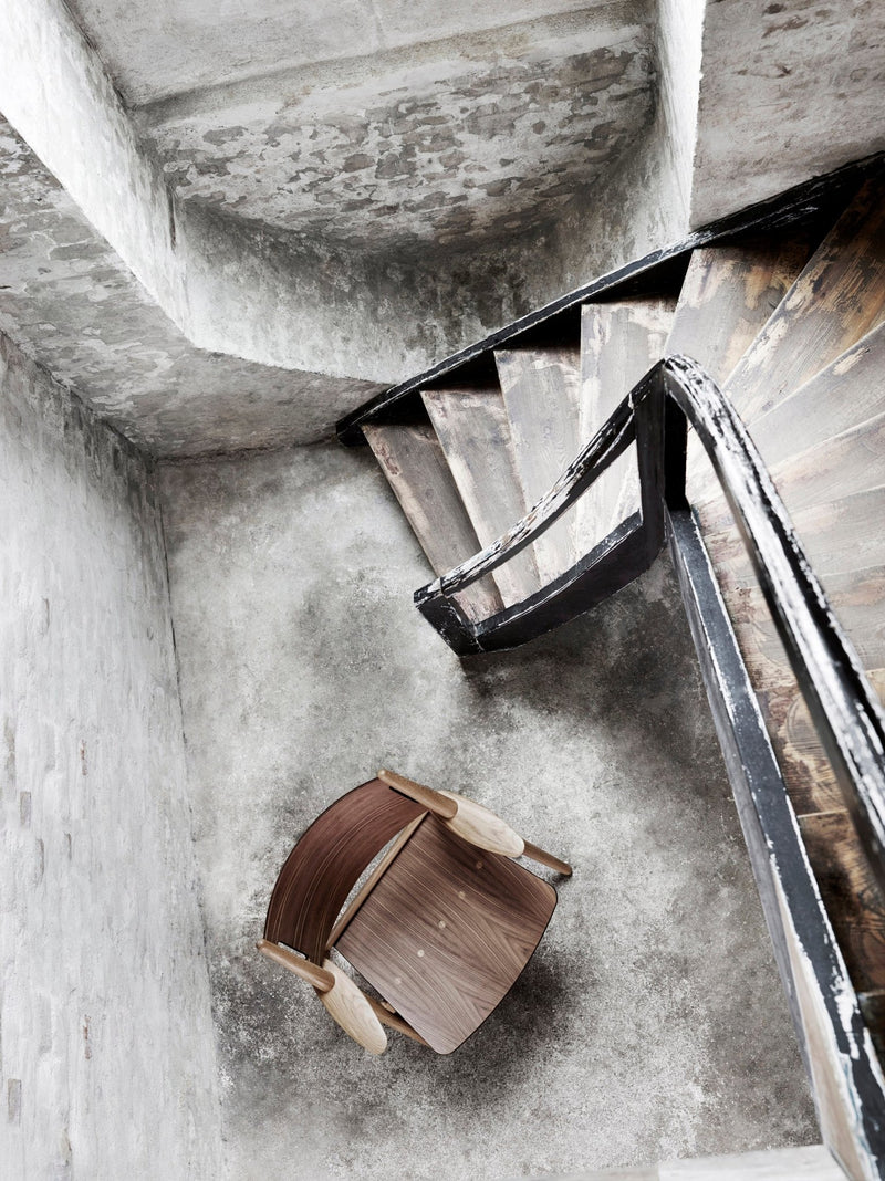 CH28P Lounge Chair - Carl Hansen & Son - Chairs - Lacquered Oak - Leather - Loke 7050 - HORNE